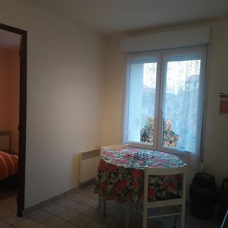 Chez Fabienne T1 Apartamento Le Breuil-sur-Couze Exterior foto