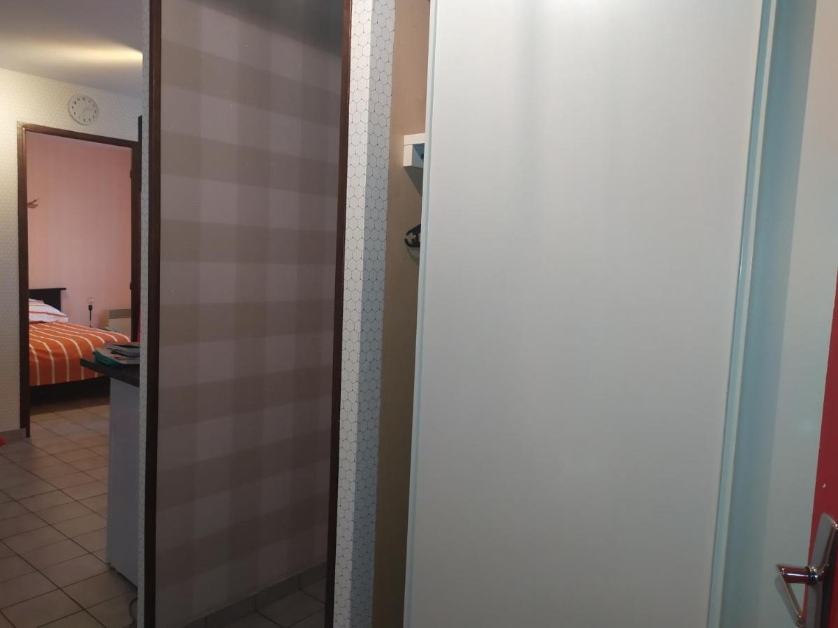 Chez Fabienne T1 Apartamento Le Breuil-sur-Couze Exterior foto