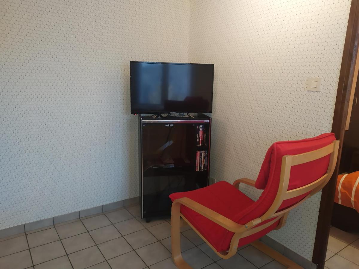 Chez Fabienne T1 Apartamento Le Breuil-sur-Couze Exterior foto