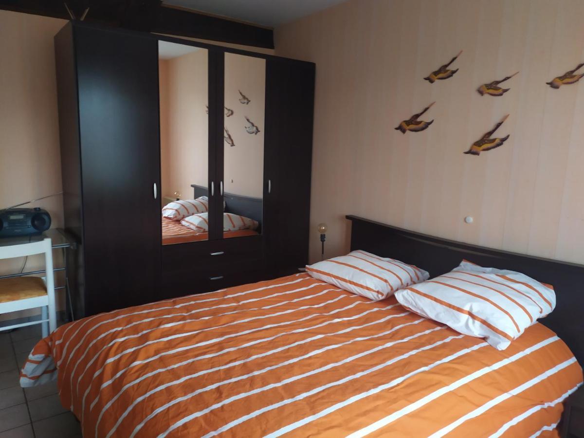 Chez Fabienne T1 Apartamento Le Breuil-sur-Couze Exterior foto